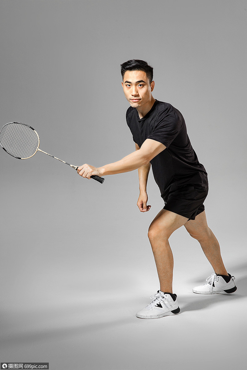 照片 人物情感 运动男性打羽毛球.jpg