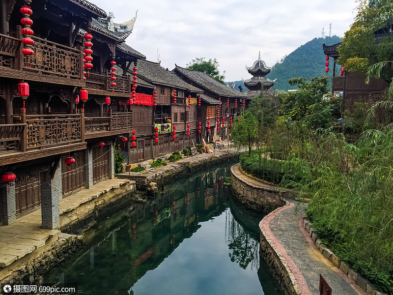 贵州晴隆县城二十四道拐景点风光白昼山路