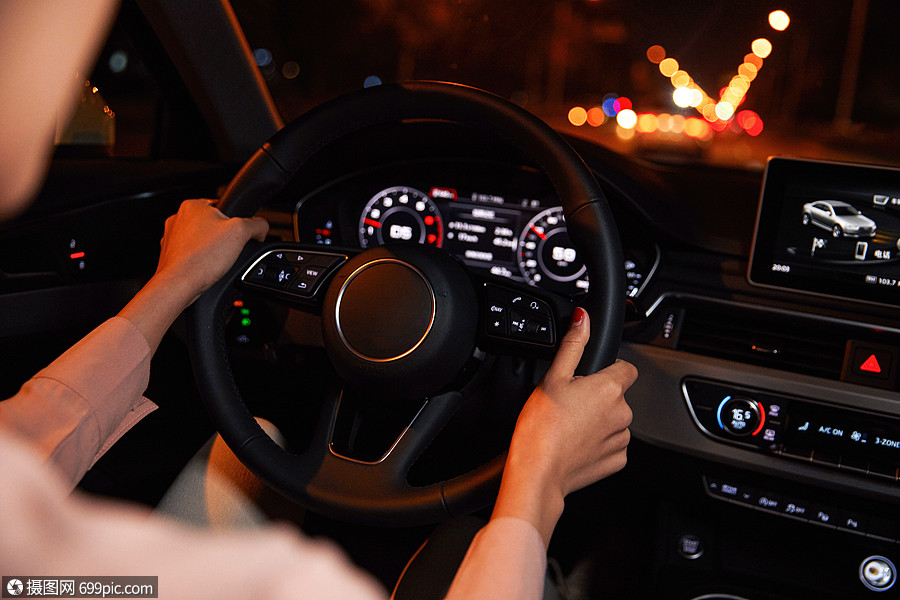 女性夜间行驶出行开车