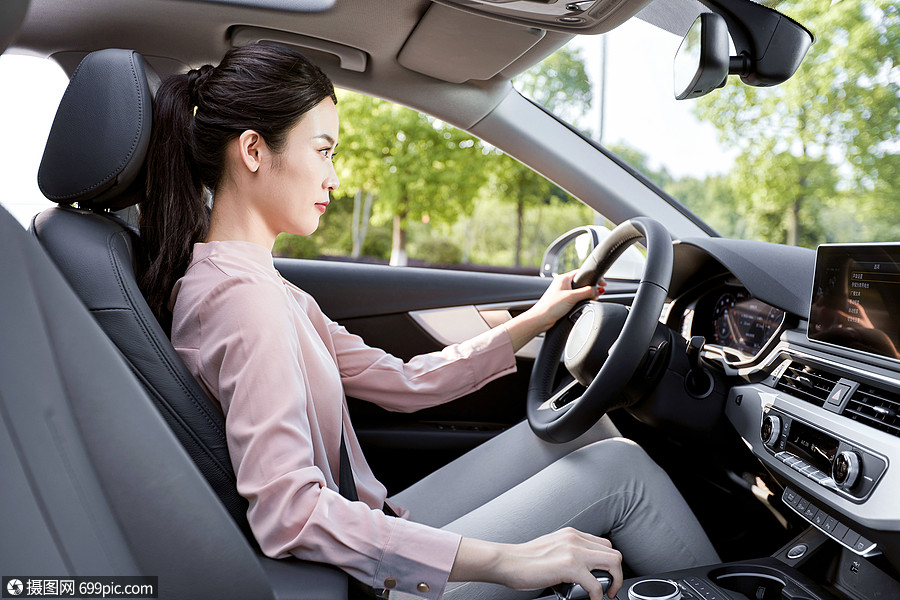 女性驾车