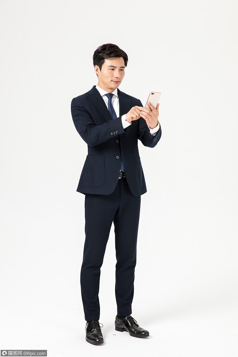职场男性白领使用手机
