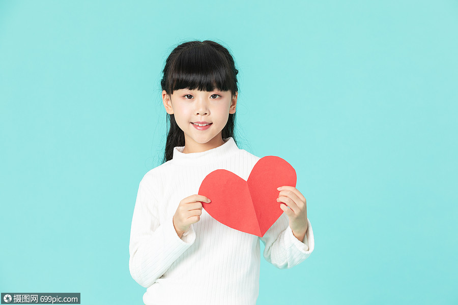 可爱小女孩比心