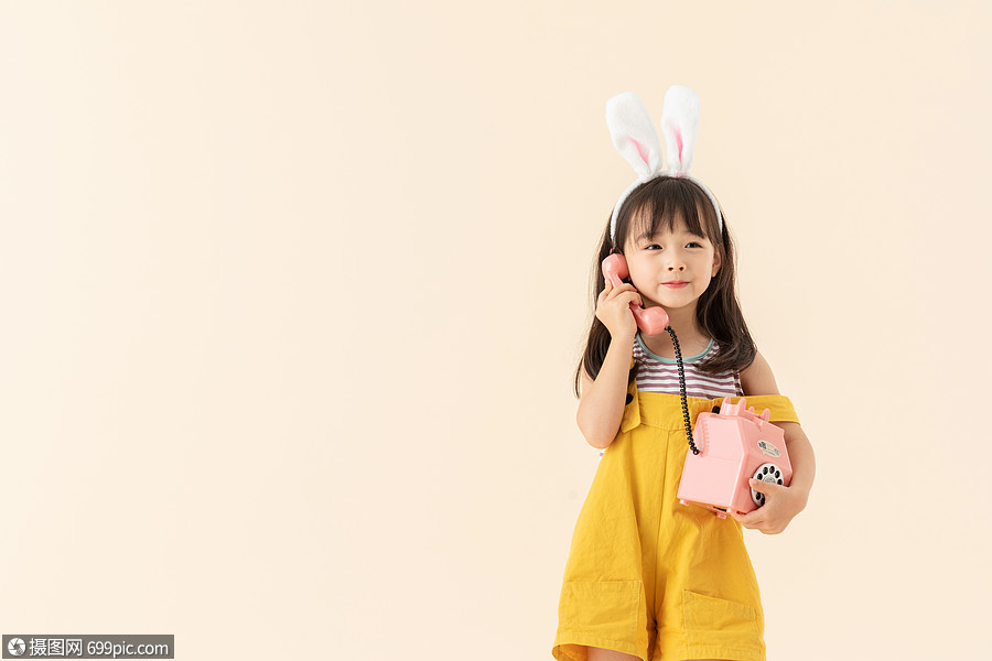 小女孩打电话儿童成长