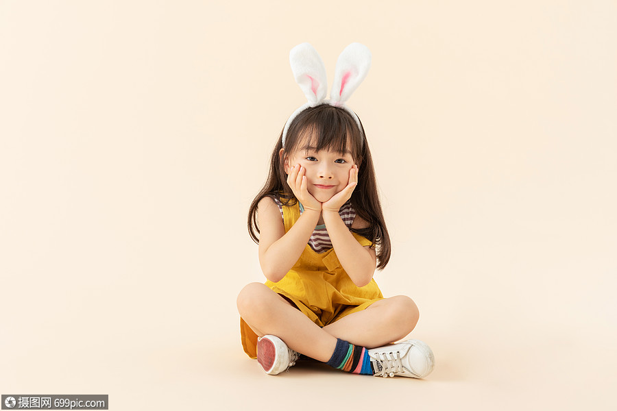 小女孩坐在地上玩中国人小朋友