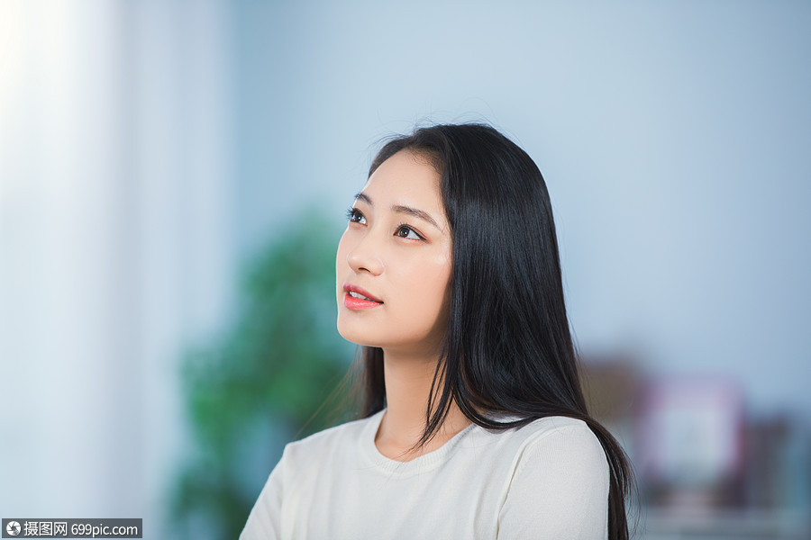 女性在观察中国人微笑