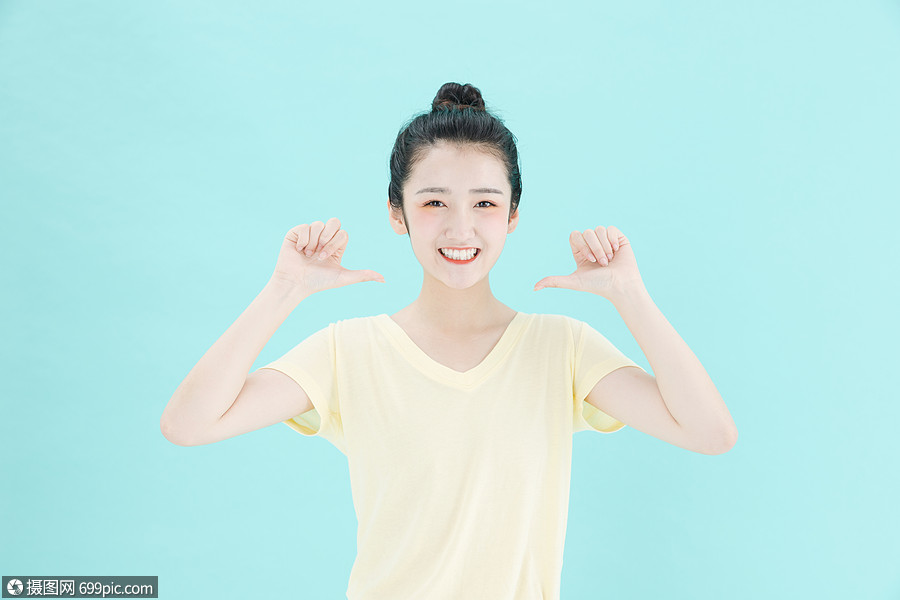 可爱女孩点大拇指美女点赞