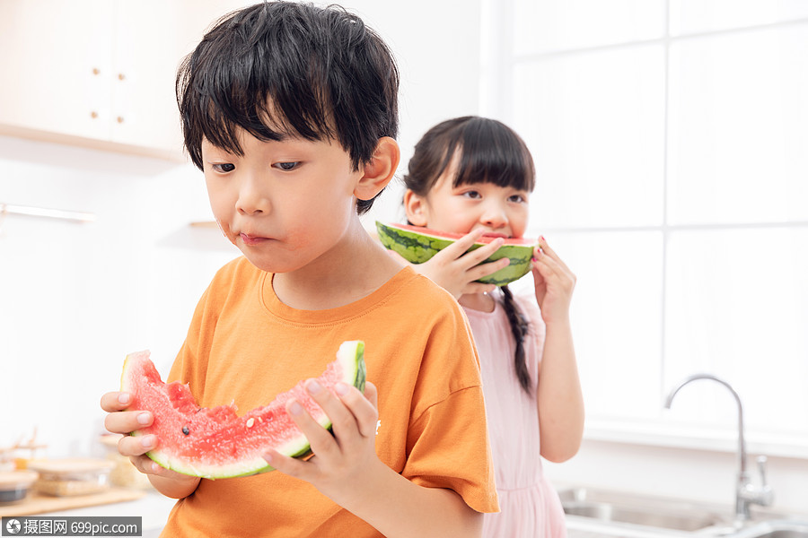 兒童暑假居家吃西瓜玩耍模特