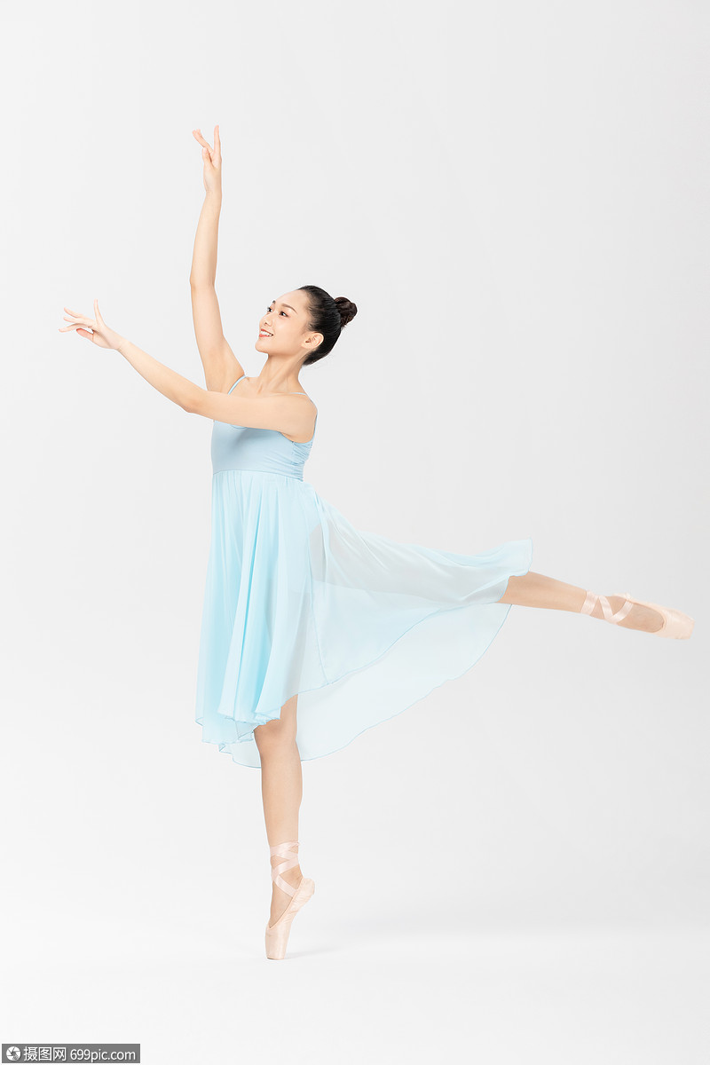 年轻美女跳芭蕾舞跳舞动作
