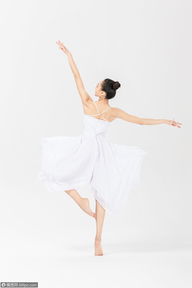青年美女跳芭蕾舞柔美跳舞