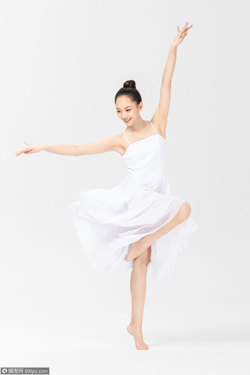 青年美女跳芭蕾舞