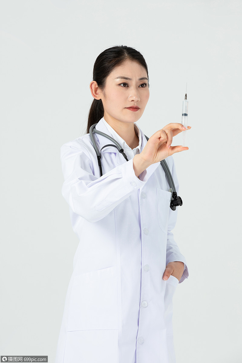 女医生使用针管