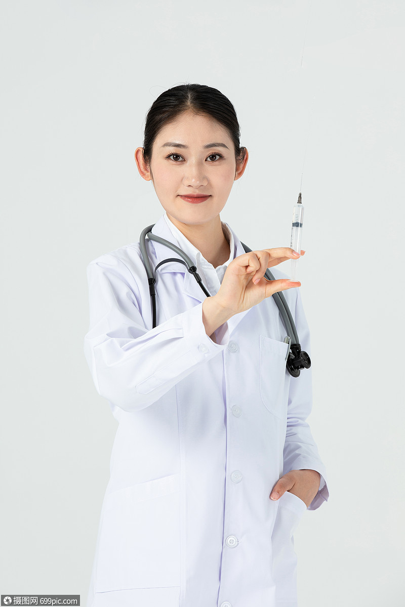 女医生使用针管