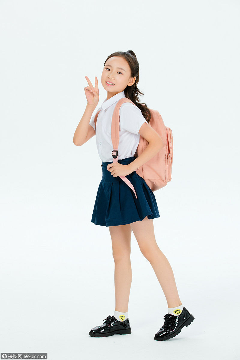 小女孩上学亚洲人背书包