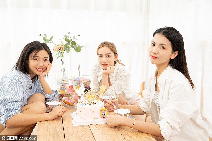 居家闺蜜一起吃甜点友情美女