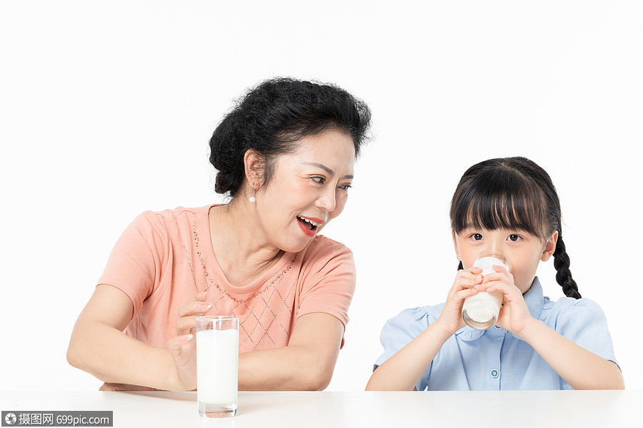奶奶和孙女一起喝牛奶