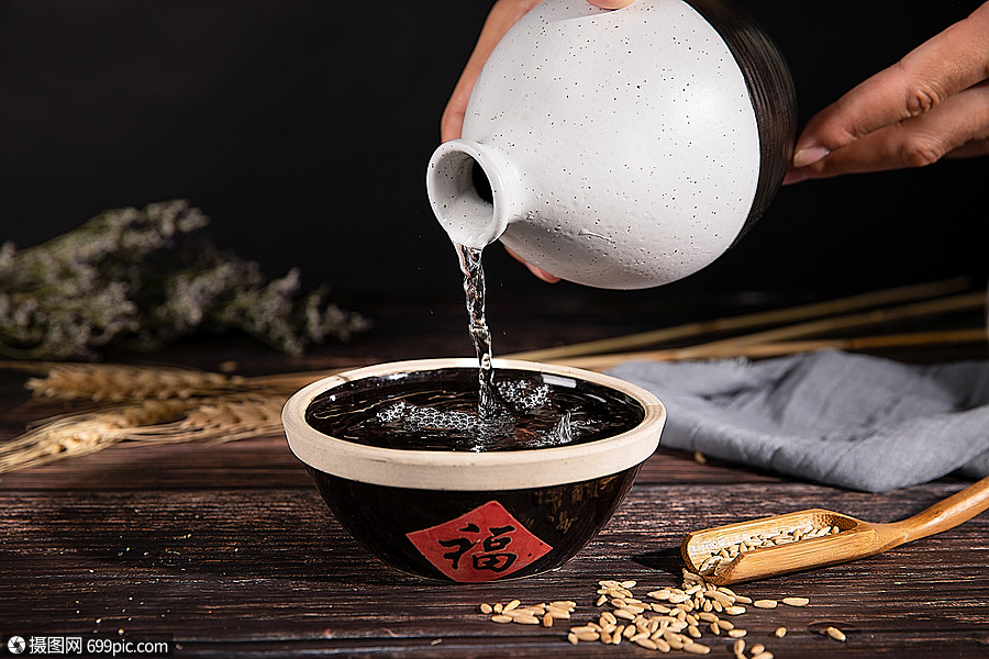 白酒倒酒