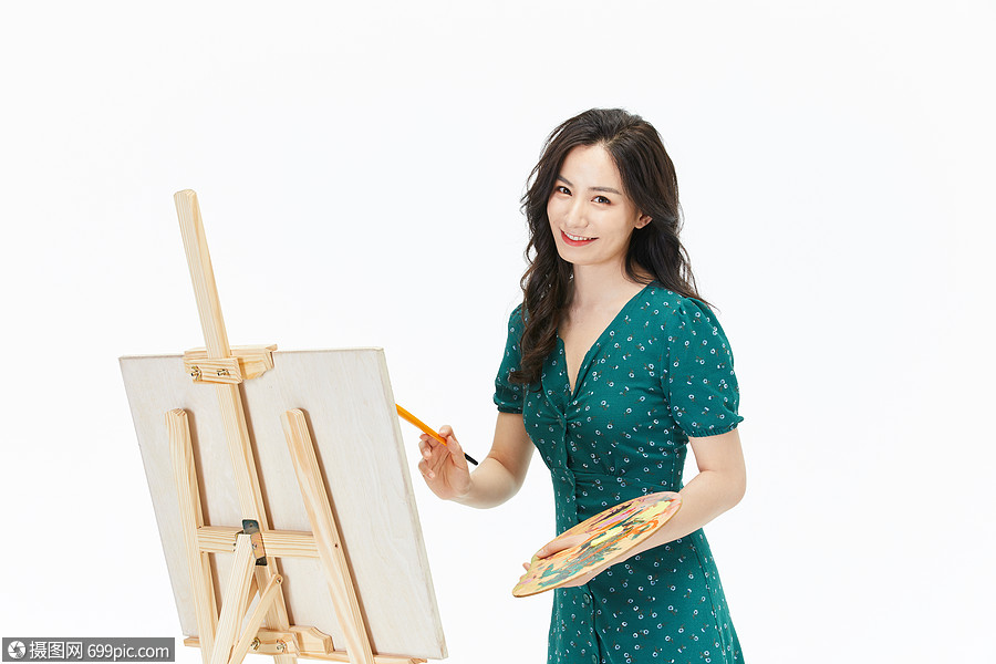 美女画家专心创作形象