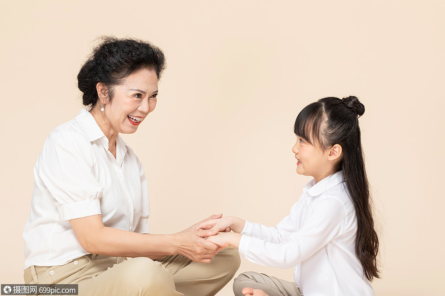 奶奶和孙女一起玩耍