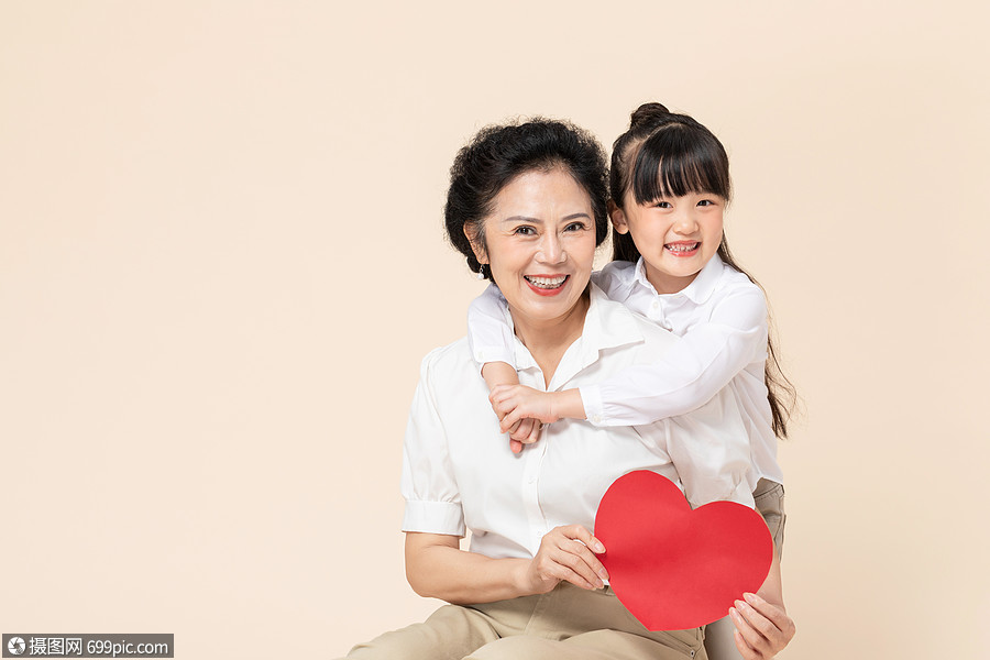 奶奶和孙女手拿爱心关爱陪伴