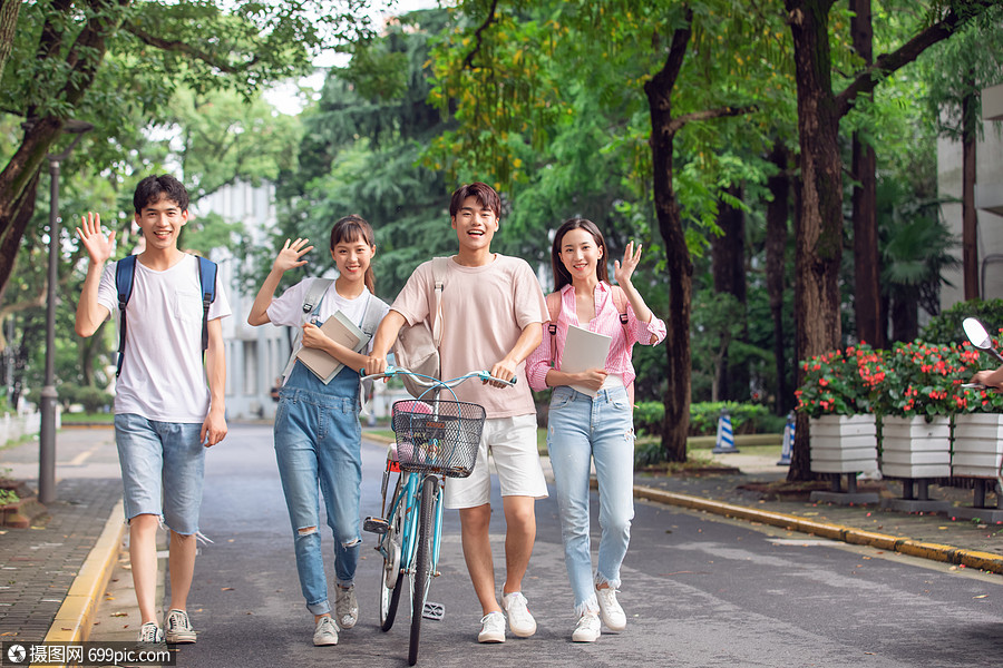 大学生户外打招呼中国人放学