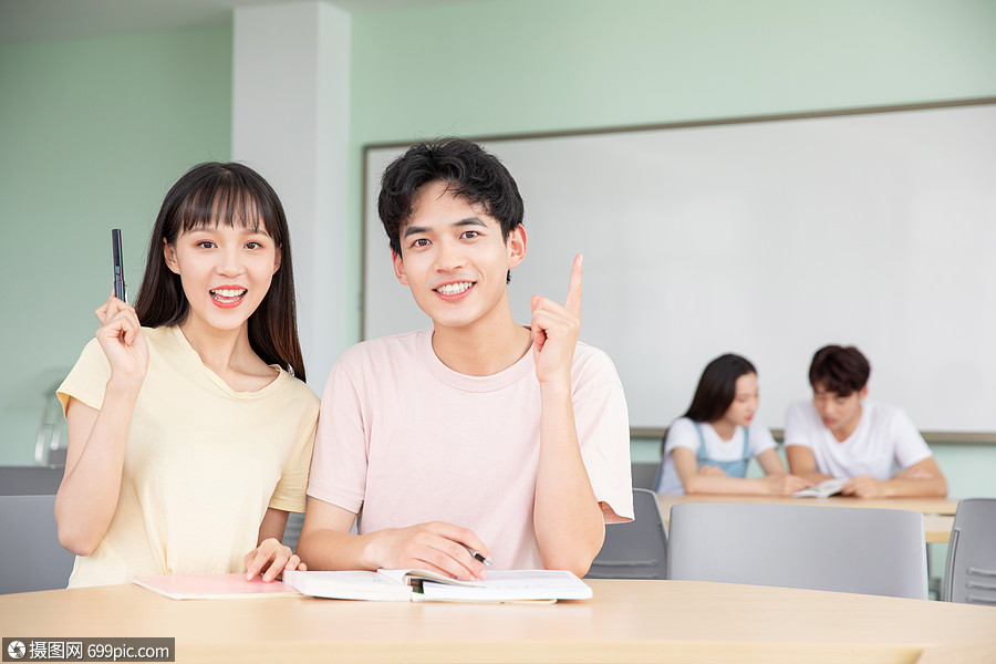 大学生学习交流交谈