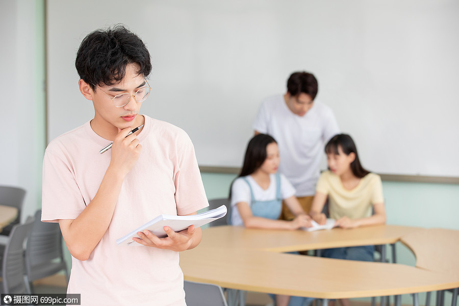 大学生学习交流交谈