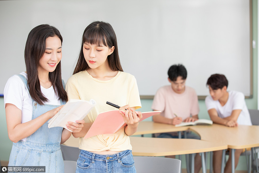 大学生学习交流交谈