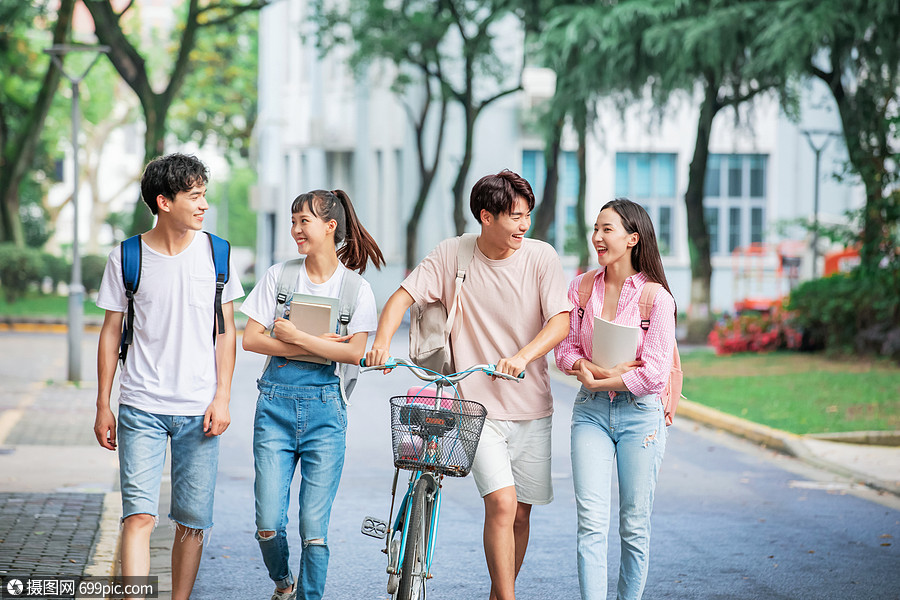 大学生户外散步青年微笑