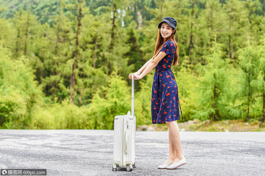 拖着行李箱的美女