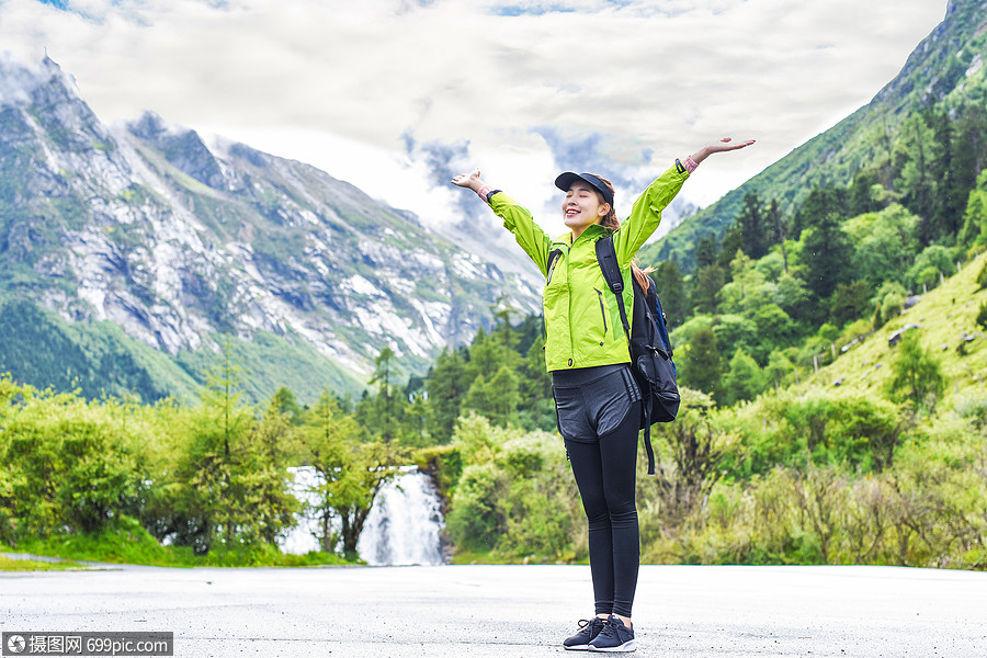 远行登山的女生冲锋衣女生登山