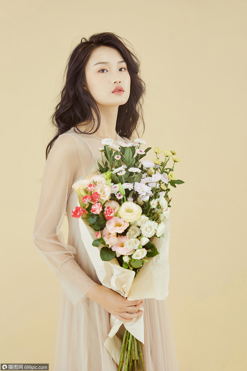 文艺青年鲜花女性手捧鲜花中国人模特