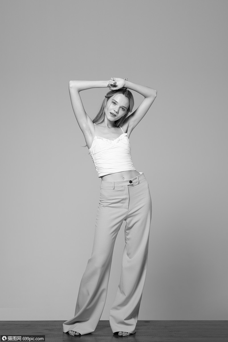外国女模特黑白全身照外国女性白种人