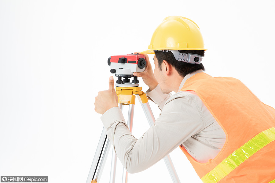 工人拿着测绘水平仪测量点赞水准仪测绘仪
