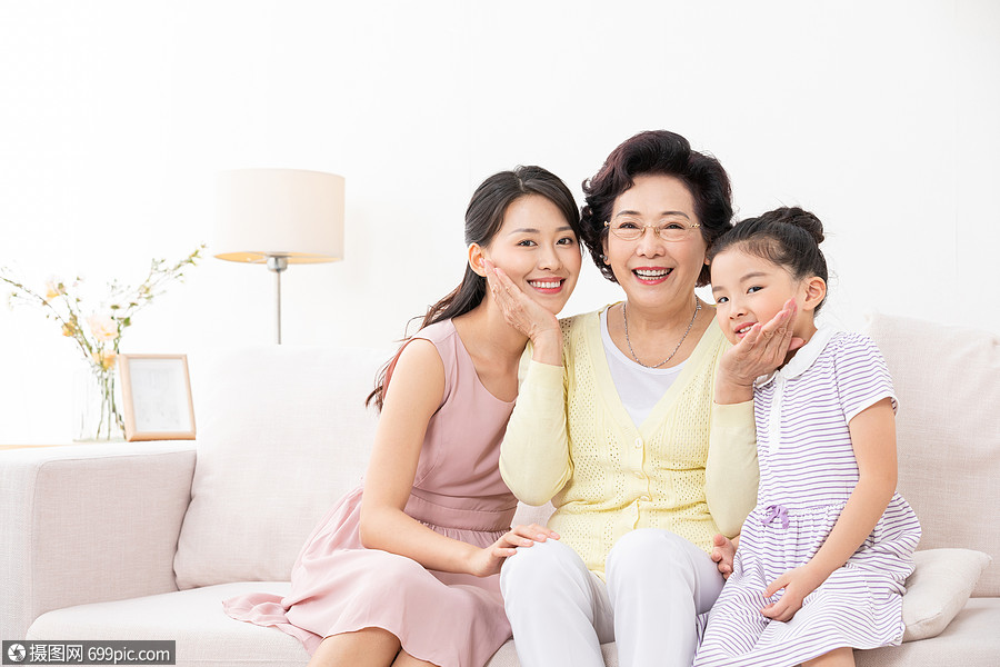 祖孙三代人在客厅沙发上