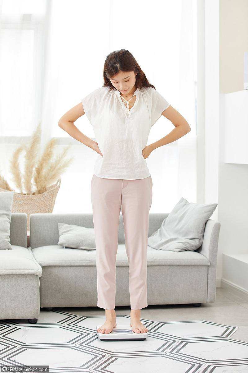 居家美女称体重