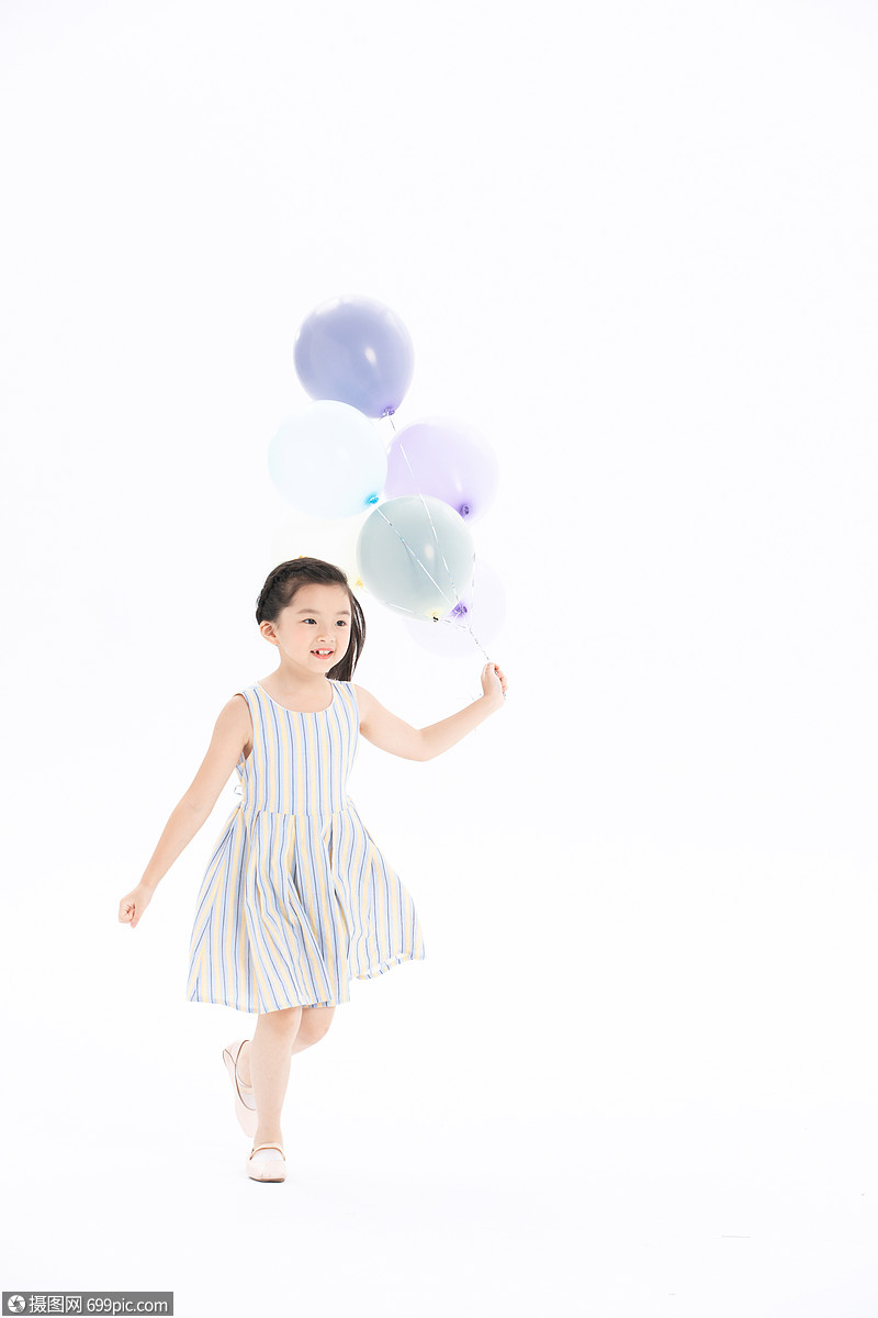 小女孩拿着气球奔跑孩子中国人