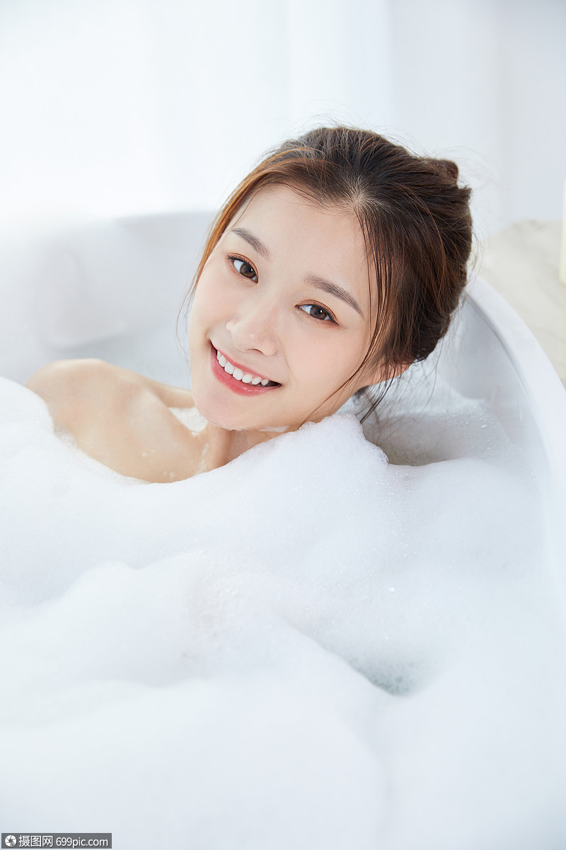 美女躺在浴缸洗泡泡浴