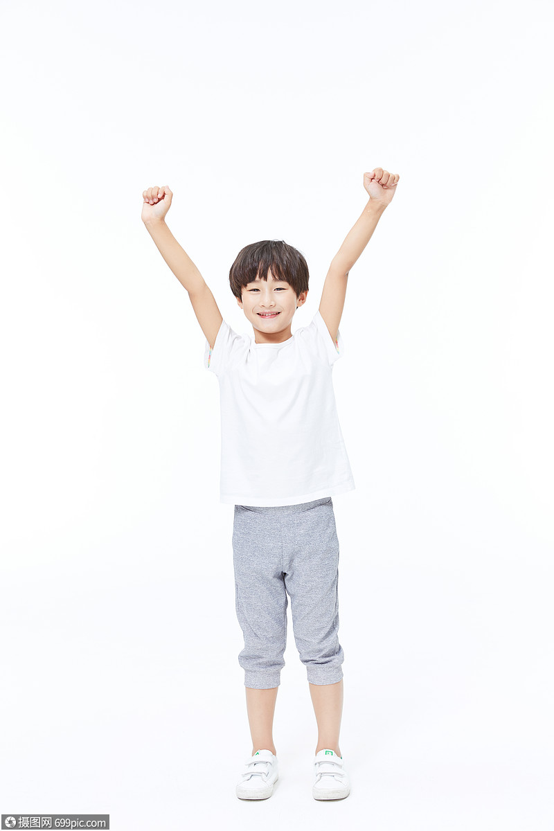 小男孩做胜利手势少年中国人