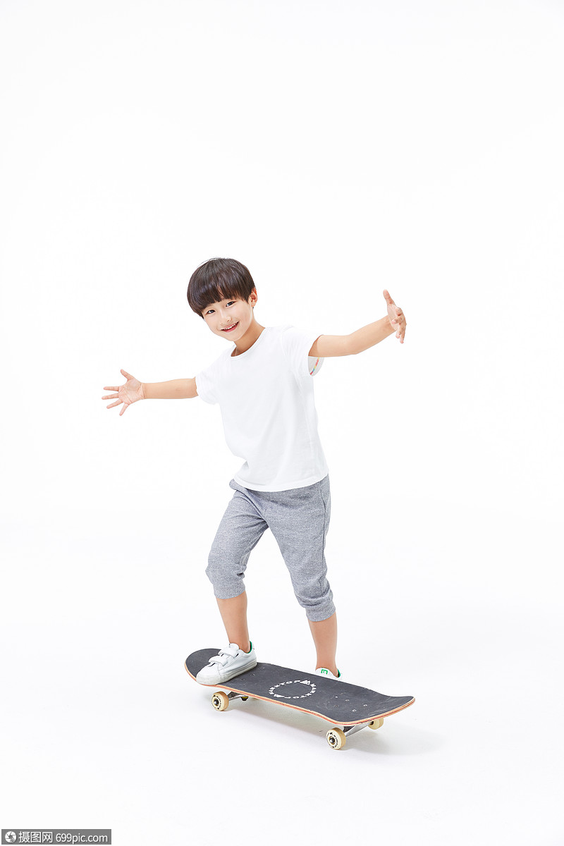 小男孩玩滑板爱好模特