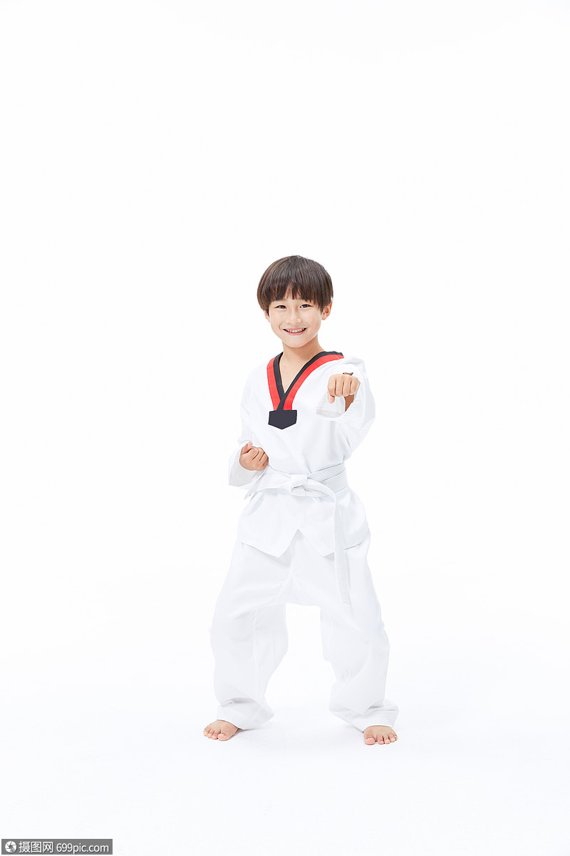 小男孩练跆拳道活力亚洲人