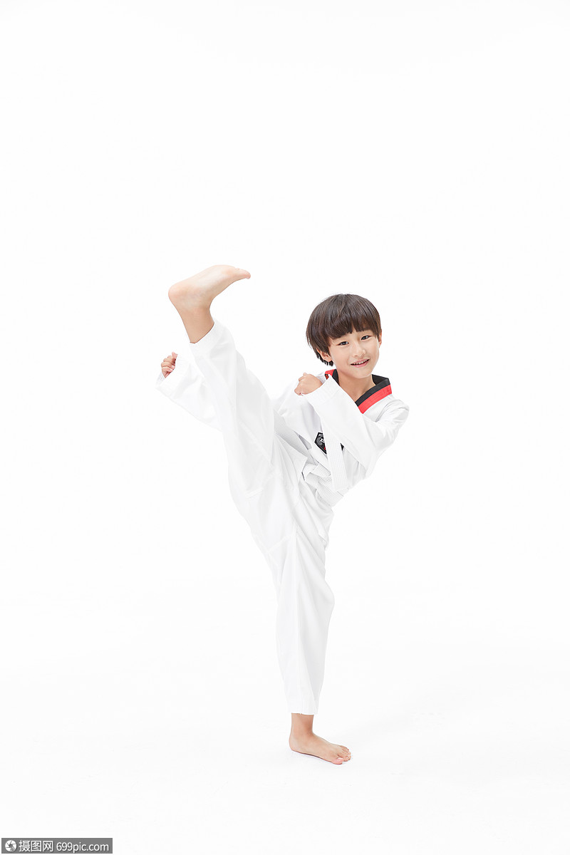 小男孩练跆拳道踢腿