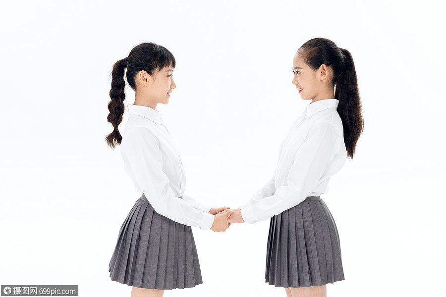 中学生好朋友相视拉手