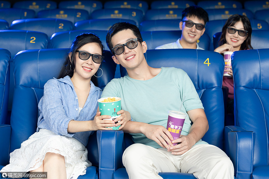 年轻情侣在影院看3d电影