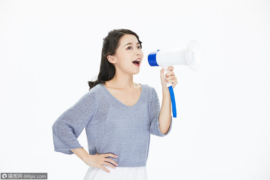 年轻女性拿喇叭喊话