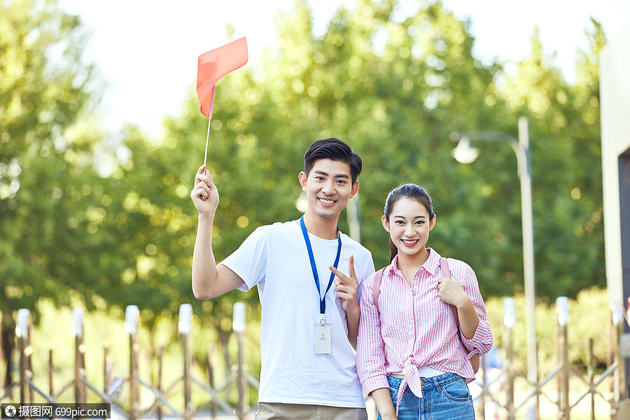男导游和游客合影旅行团模特
