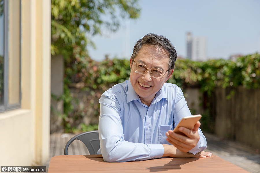 老爷爷户外玩手机