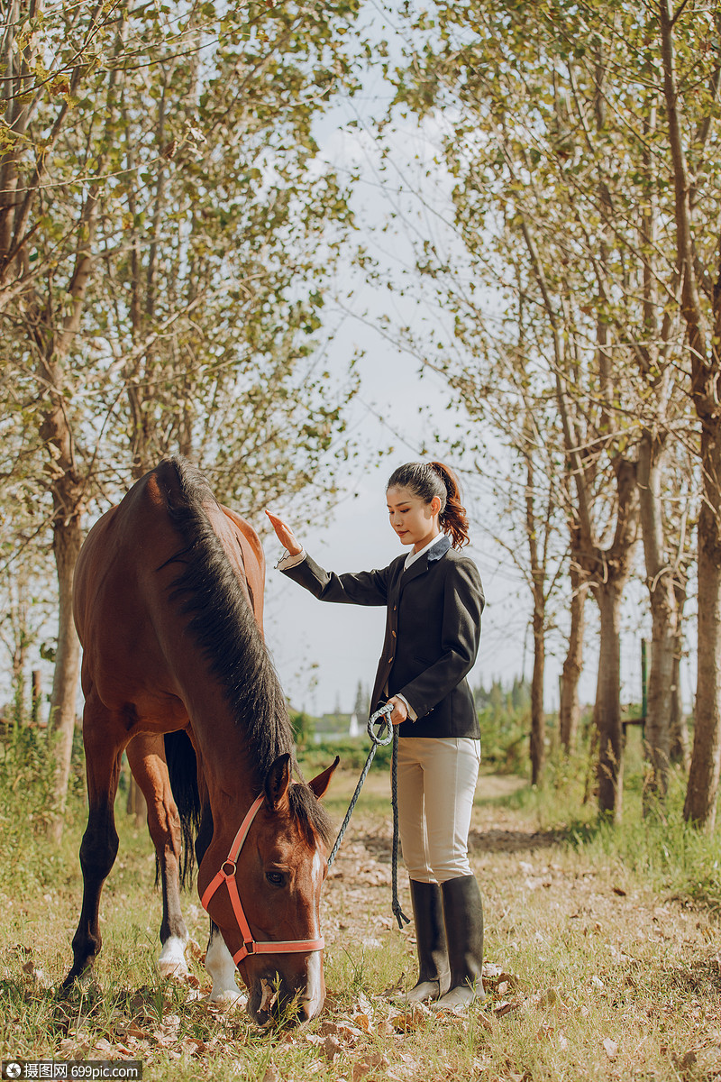 青年女性户外牵马散步亚洲人