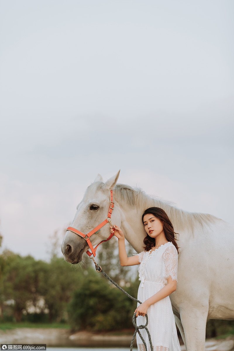 年轻女性与白马骑马马场
