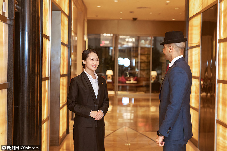 酒店服务贴身管家接待外国客人服务员外国人