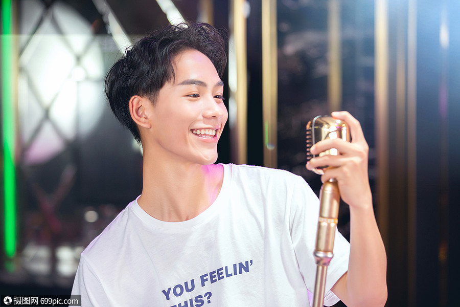 青年男性ktv欢唱帅哥黄种人